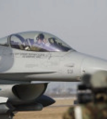 США можуть дозволити іншим країнам передати Україні винищувачі F-16 - Politico