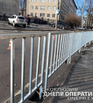 У Дніпрі оновлюють пішохідні огорожі біля дитячих закладів: відео 