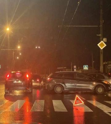 У Луцьку на вулиці Конякіна сталась аварія (фото, відео)