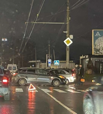 У Луцьку на вулиці Конякіна сталась аварія (фото, відео)