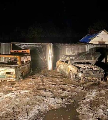 На Полтавщині в приватному гаражі згоріли дві автівки (ФОТО)