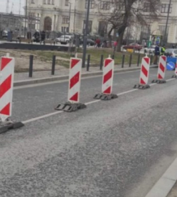 У Львові на площі Двірцевій встановили делініатори (ФОТО)