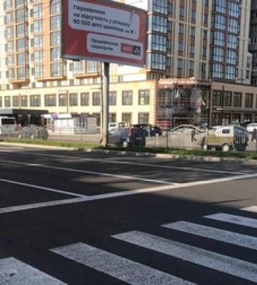 У Луцьку просять облаштувати місця для паркування на газонах вздовж Соборності (петиція)