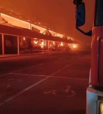 У Херсоні вночі гасили пожежу - ворог влучив у склад піротехніки