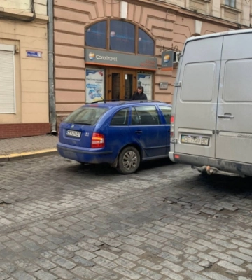 У Чернівцях на Головній через несправне авто утворилися значні затори
