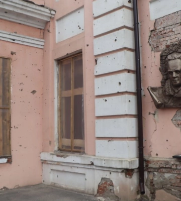 В Охтирці ремонтують пошкоджені вибухами вікна з допомогою 3D-принтера та поліетилену