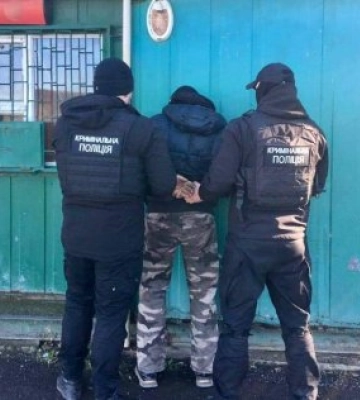 На Закарпатті поліція попередила розповсюдження бойової зброї в регіоні: зловмисника затримано