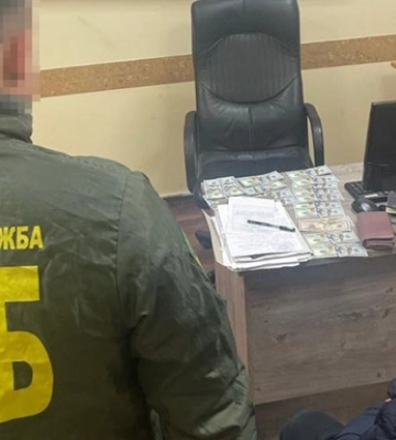 На кордоні жінка намагалася &quot;купити&quot; чоловікові можливість виїзду за кордон