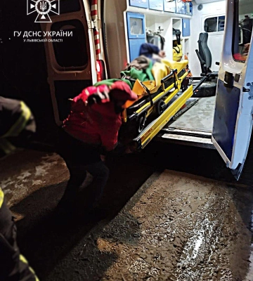 На Львівщині &quot;швидка&quot; застрягла через негоду та не доїхала до пацієнта: рятувальники транспортували хворого, - ФОТО