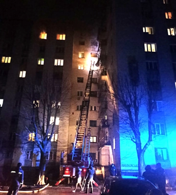 У Житомирі на пожежі в кімнаті гуртожитку врятували жінку з дитиною