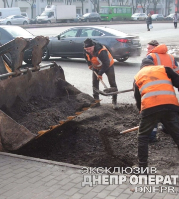 У центрі Дніпра ремонтують дороги холодним асфальтом: фото