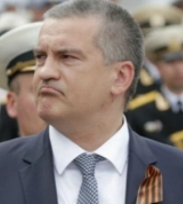 Колаборант Аксьонов відрапортував Путіну, коли добудує укріплення в Криму