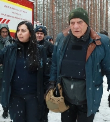 Боррель под Киевом встретился с саперами, разминирующими территорию