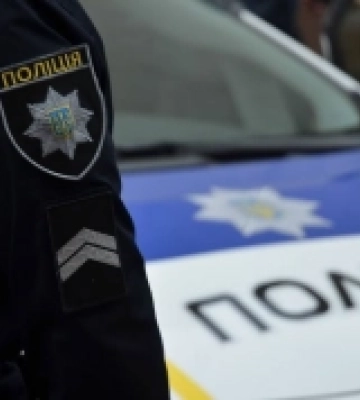 Ужгородські патрульні супроводили до лікарні жінку, якій стало зле