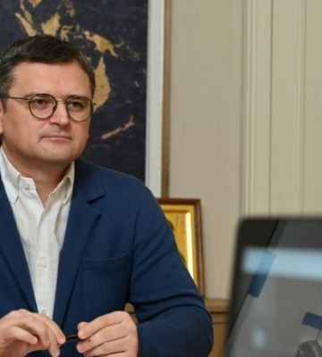 Незважаючи на повідомлення про новий наступ Росії, західні посольства залишаються в Києві.