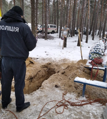 Загинув внаслідок російської агресії: поліція ексгумувала тіло чоловіка у місті Ізюм