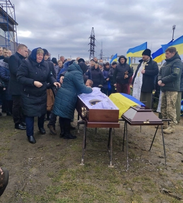 Поряд з батьком: на Волині похоронили Героя Руслана Тіщенка