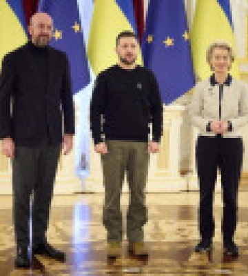 Зеленский заверил, что Бахмут никто сдавать не будет