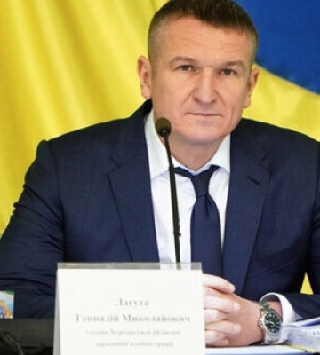 СБУ вручила підозру ексголові Херсонської ОДА Лагуті за двома статтями: шахрайство і підроблення документів. ФОТО