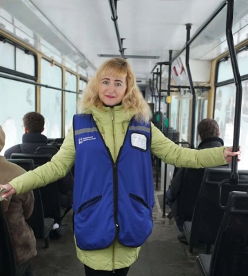 Вона підкорила тисячі сердець. У Дніпрі працює кондуктор-психологиня (відео)