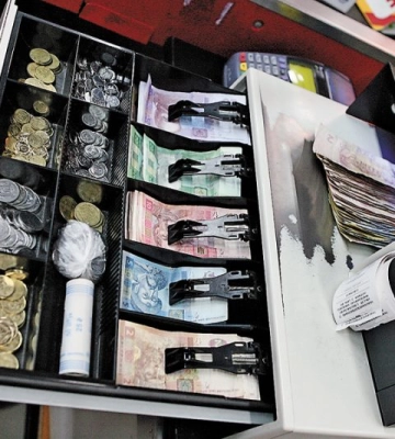 У Дніпрі невідомий побив продавця у магазині та вкрав касу