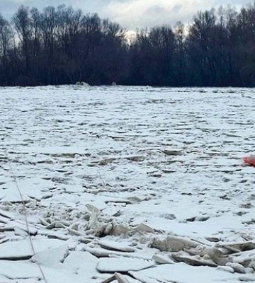 Русло Десни на Київщині звільнили від крижаного затору (фото, відео)