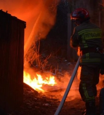Міг статися вибух: в Ужгороді під вечір горів гараж