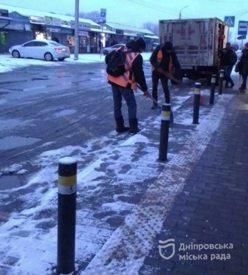 Більше 100 одиниць спецтехніки: комунальники Дніпра ліквідують наслідки негоди