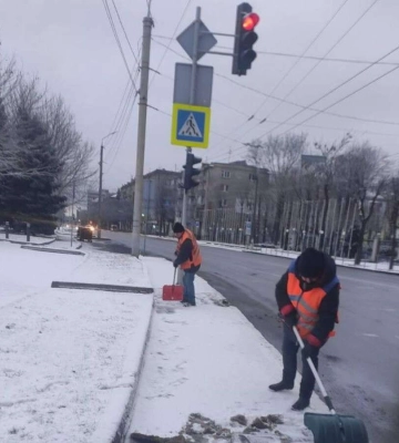 Сніг прибирали вночі та вранці. Як у Дніпрі комунальники борються із негодою 