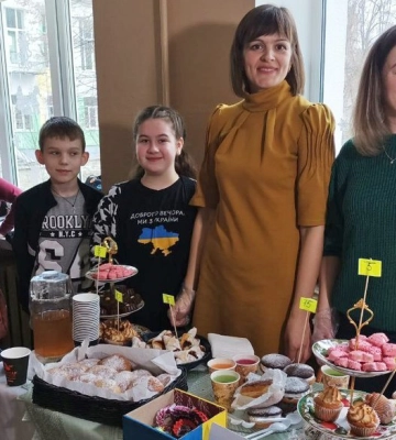 У луцькому ліцеї влаштували ярмарок, щоб зібрати гроші на рації для військових
