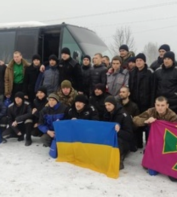 Защитники Мариуполя, херсонские партизаны и снайперы из-под Бахмута: Украина вернула из российского плена 116 человек, фото и видео
