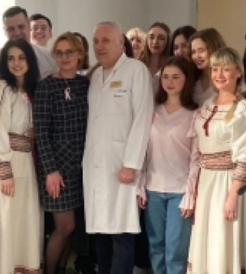 Митці та онкологія: у Рівненському протипухлинному центрі відбувся захід «Квітка надії»