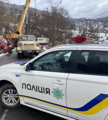 ДТП на Закарпатті: перекинулась ще одна вантажівка (ФОТО)