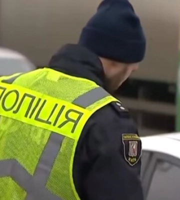 Жахлива аварія у Києві: &quot;швидка&quot; перевернулася. Фото