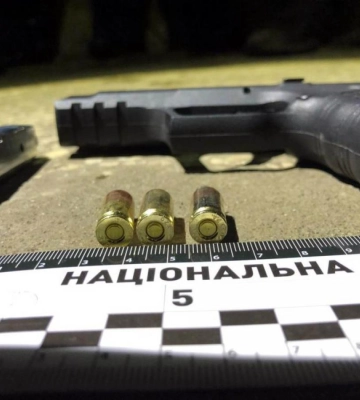 У Здолбунові посеред вулиці ходив чоловік зі зброєю