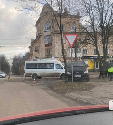 У Кривому Розі зіштовхнулися маршрутка і авто ритуальної служби