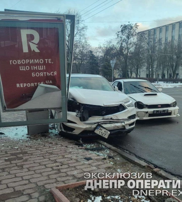 У центрі Дніпра позашляховик влетів у рекламний банер: відео моменту
