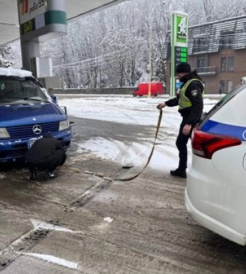 Патрульні допомогли водієві дістатися до автозаправної станції
