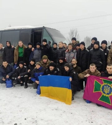 Украина вернула 116 военных и гражданских, попавших в плен РФ