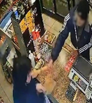 Напав на жінку, отримав відсіч: Поліцейські Київщини затримали хулігана (ВІДЕО)