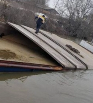 В порту Одесской области затонула румынская баржа с зерном - СМИ