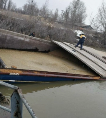 У порту на Одещині тонула баржа з Румунії, її врятували