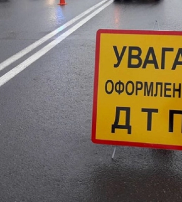 На Дніпропетровщині BMW злетів у кювет: постраждали три людини
