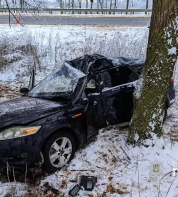 На Полтавщині автомобіль злетів з дороги та врізався у дерево