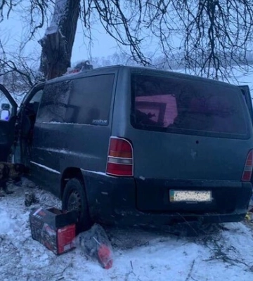 Водія діставали рятувальники: на трасі під Дніпром сталася ДТП
