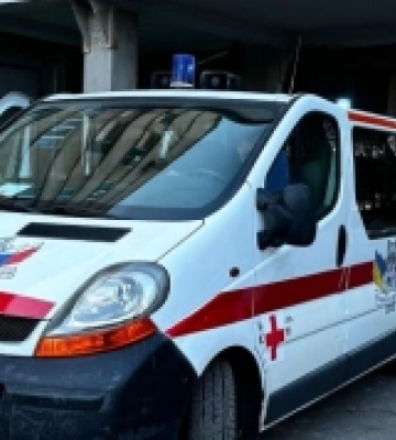 Херсонська дитяча обласна клінічна лікарня отримала автівку «швидкої» від благодійників з України та Чехії.