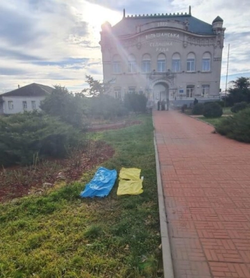 У Харківській області судитимуть жінку, яка розірвала прапор України