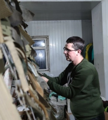 У Чернівцях волонтер зі Швейцарії допомагає плести маскувальні сітки