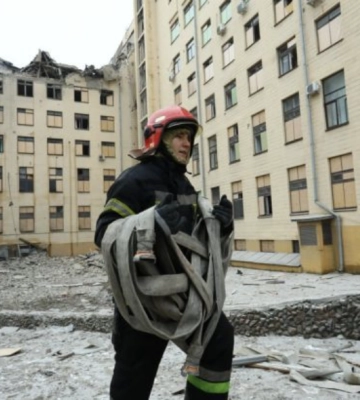 Российская ракета ударила в жилой дом в центре Харькова. Что известно