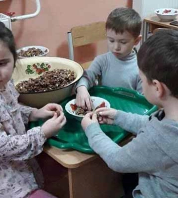 На Полтавщині діти колють горіхи для військовослужбовців (ФОТО)